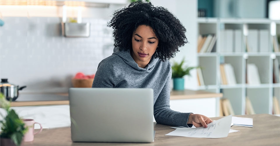 Femme consultant sa police d'assurance en ligne.